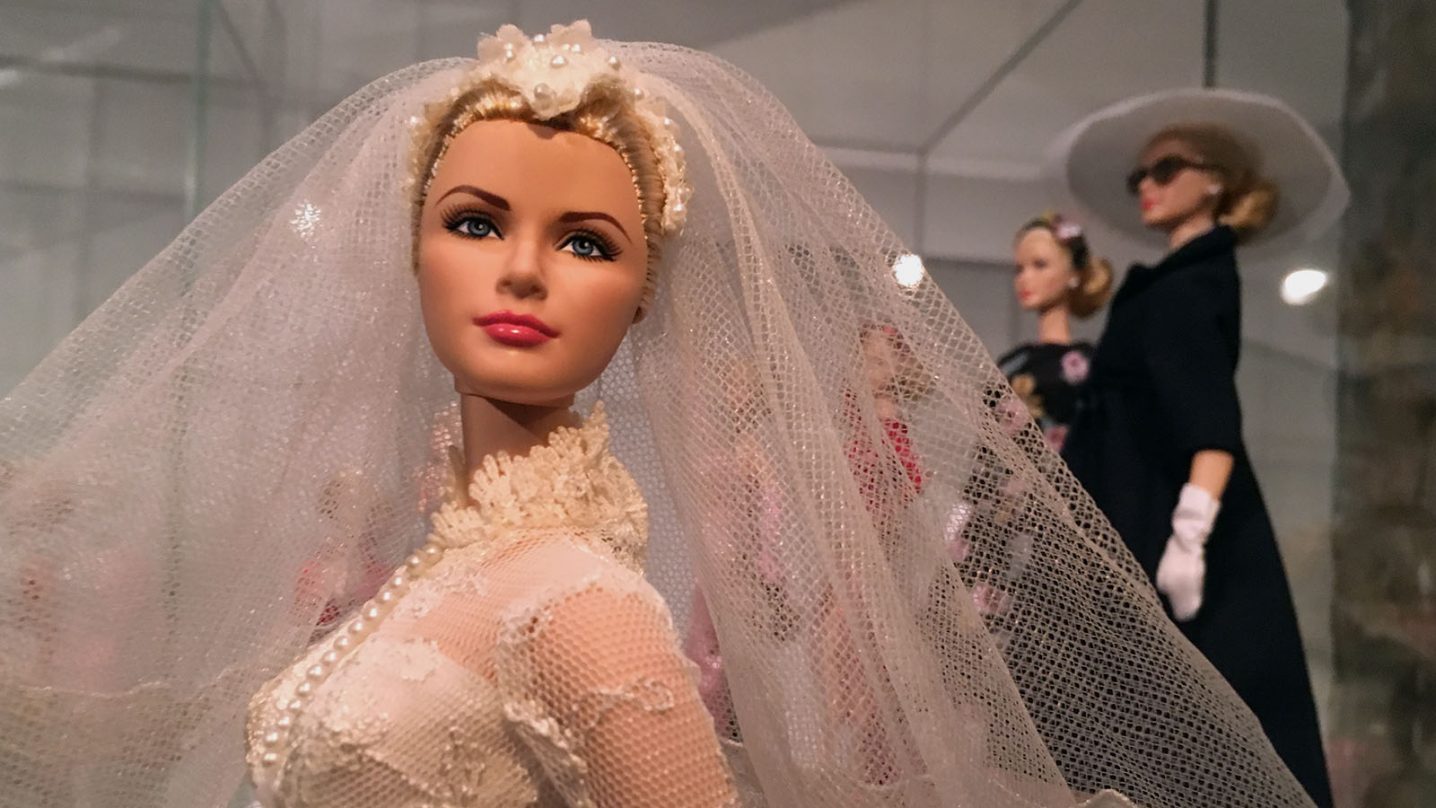 Barbie se ha encarnado en figuras de la historia, el arte y la cultura. En la imagen muñecas de Grace Kelly.