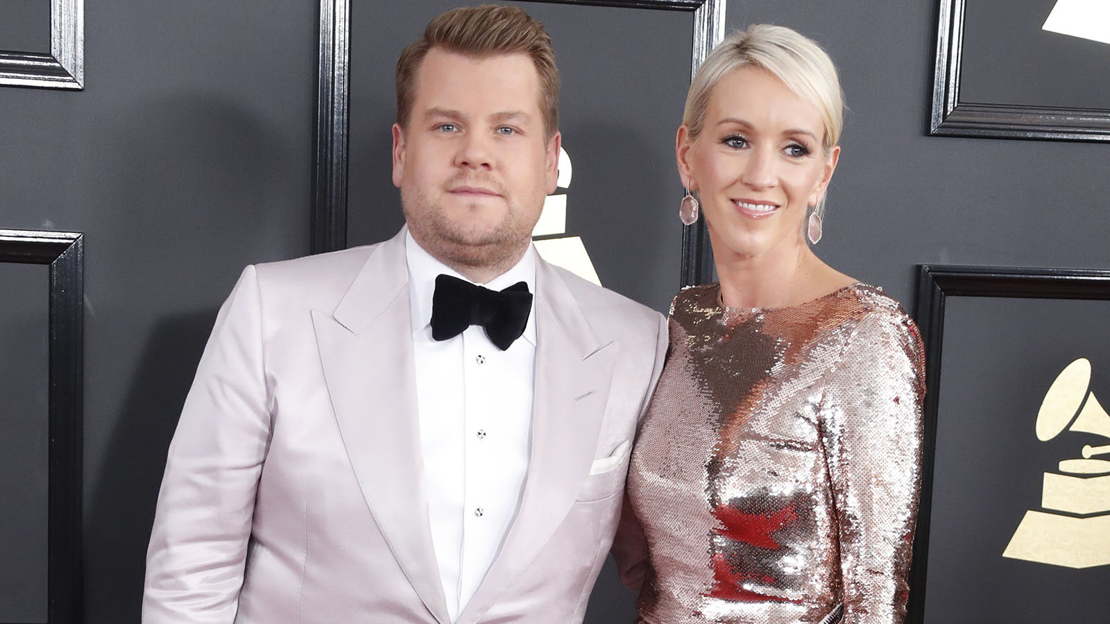 James Corden, en la imagen con Julia Carey, se marcó un car pool durante la gala con varios invitados cantando 'Sweet Caroline'.