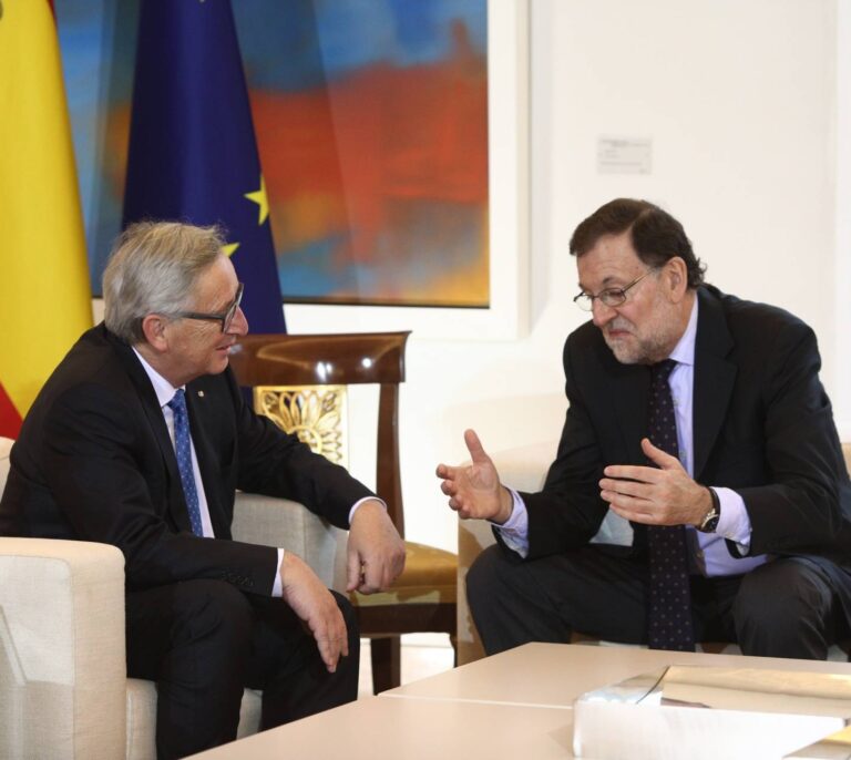 Juncker apoya a España y carga contra los que "no respetan el orden constitucional"