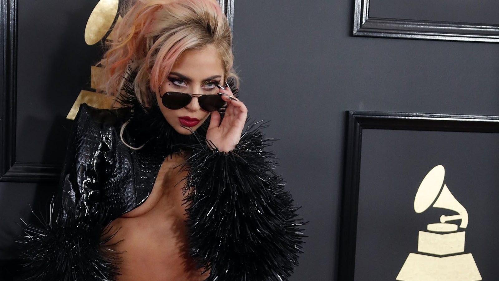 La cantante volvió a ser el centro de todas la miradas con su modelo rockero.