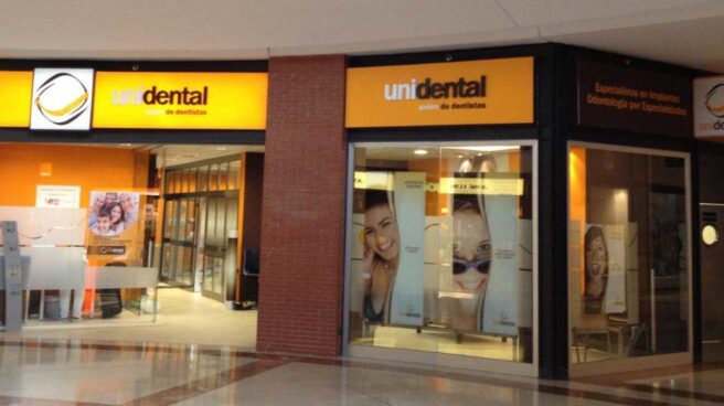 Clínica de Unidental en un centro comercial de León. Clínica de Unidental en un centro comercial de León.