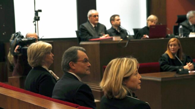 Artur Mas, junto a Joana Ortega e Irene Rigau, en el juicio por el 9-N.