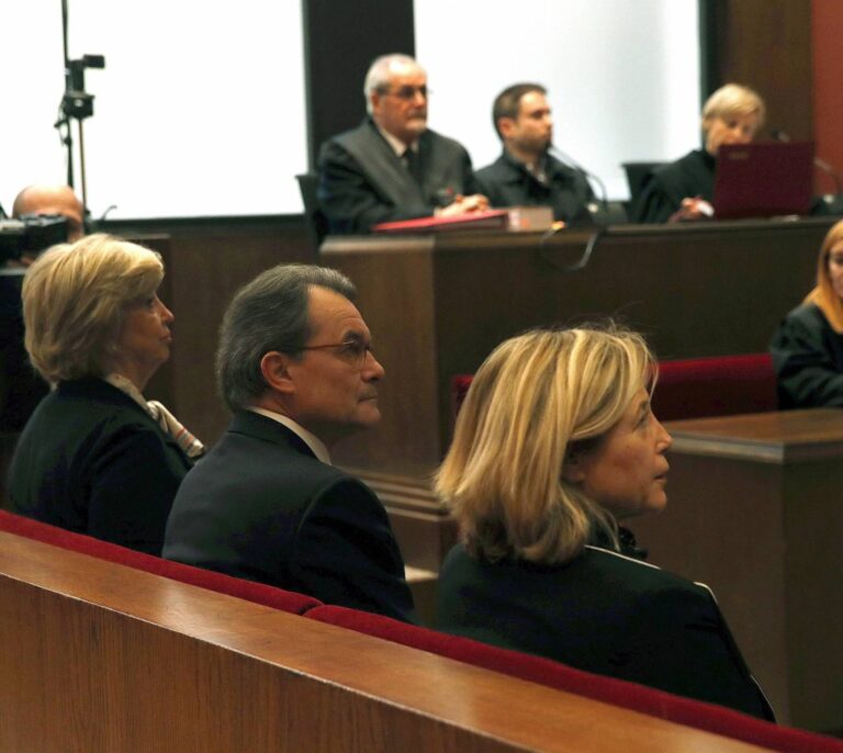 Puigdemont dice que lo que condena España, Cataluña lo indultará