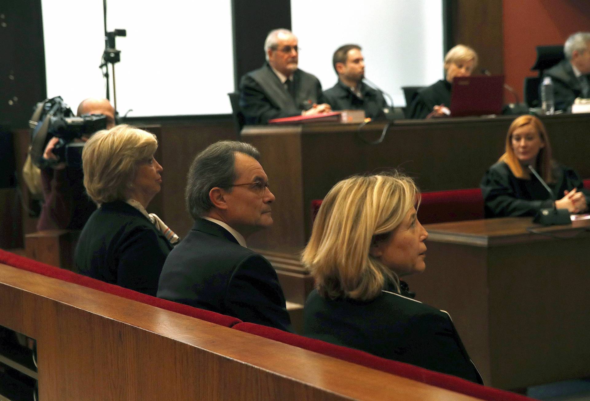 Artur Mas, junto a Joana Ortega e Irene Rigau, en el juicio por el 9-N.