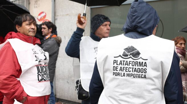 La Plataforma de Afectados por la Hipoteca (PAH), concentrada frente a la sede del PSOE, en Ferraz.