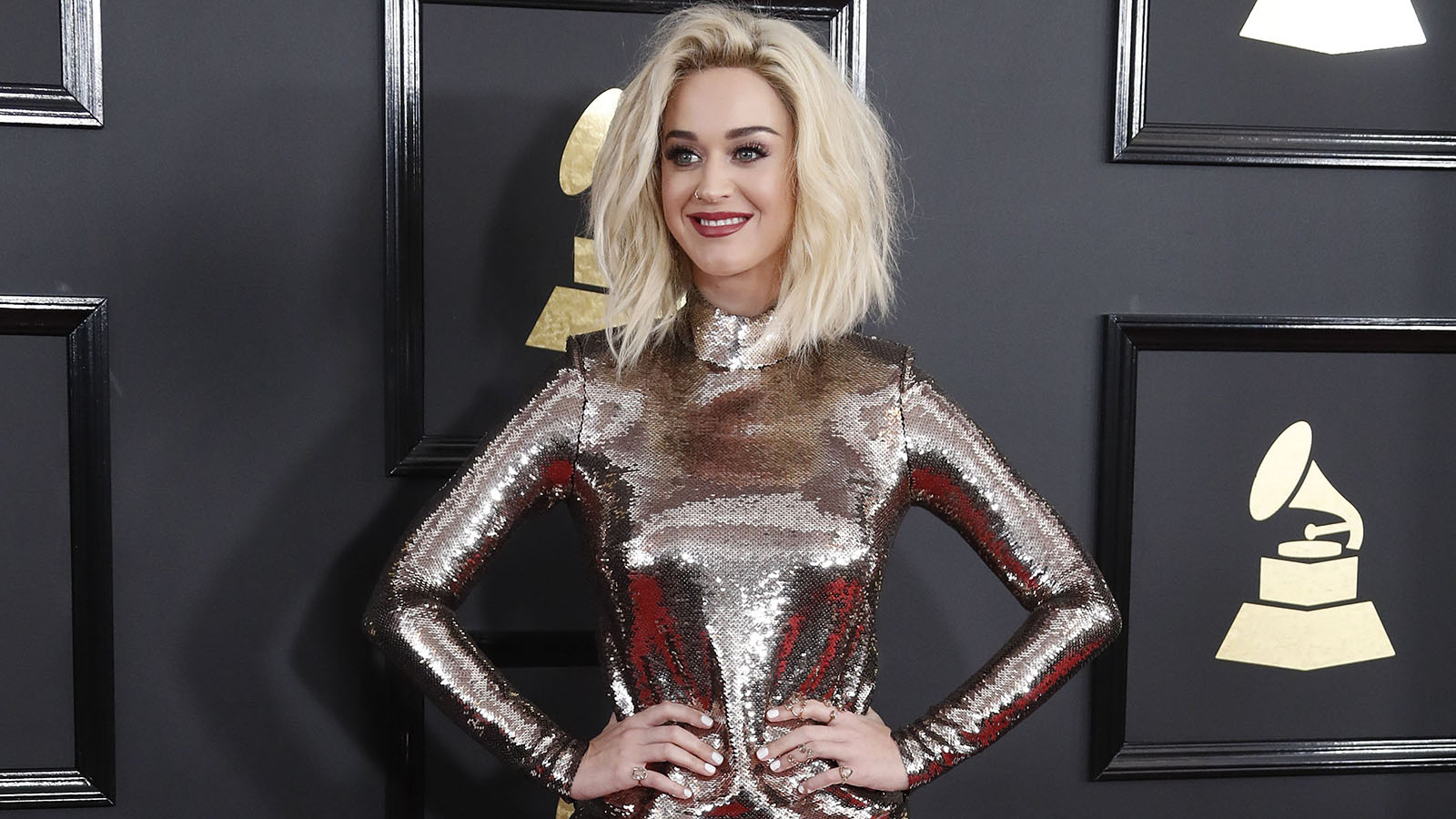 Katy Perry deslumbró con su tema 'Chained to the Rhythm' que terminó con un sonoro "no al odio".