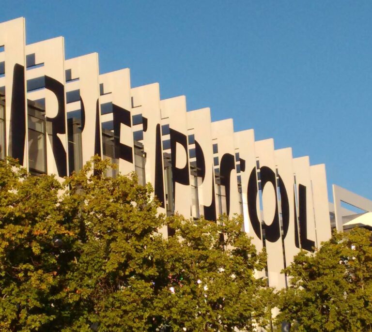 Repsol rastrea el mercado para crecer con compras en el sector de las renovables