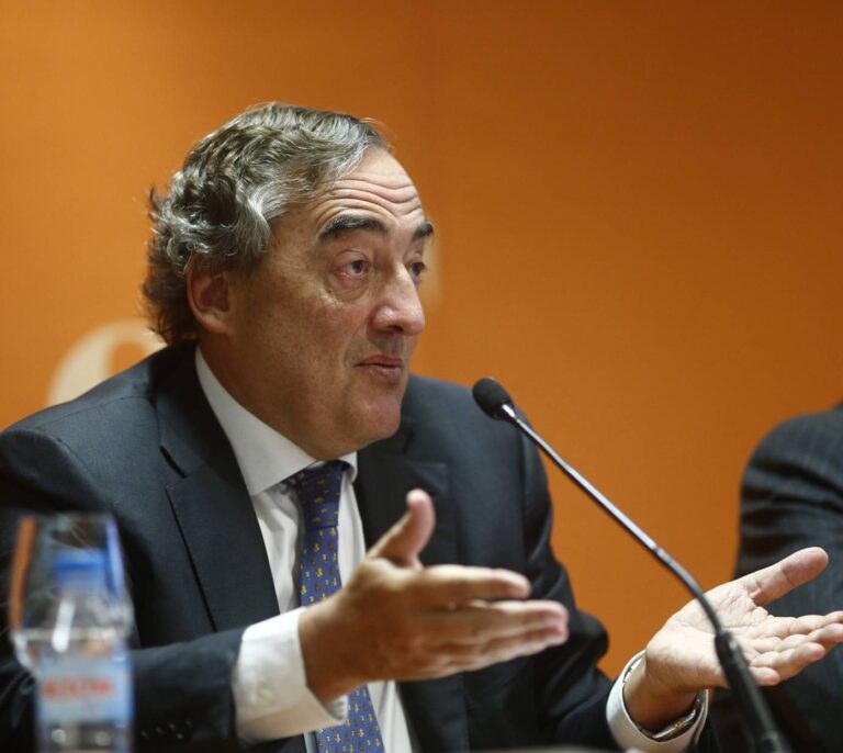 La última bala de CEOE: ¿Y si el SMI de 900 euros incluye complementos salariales?