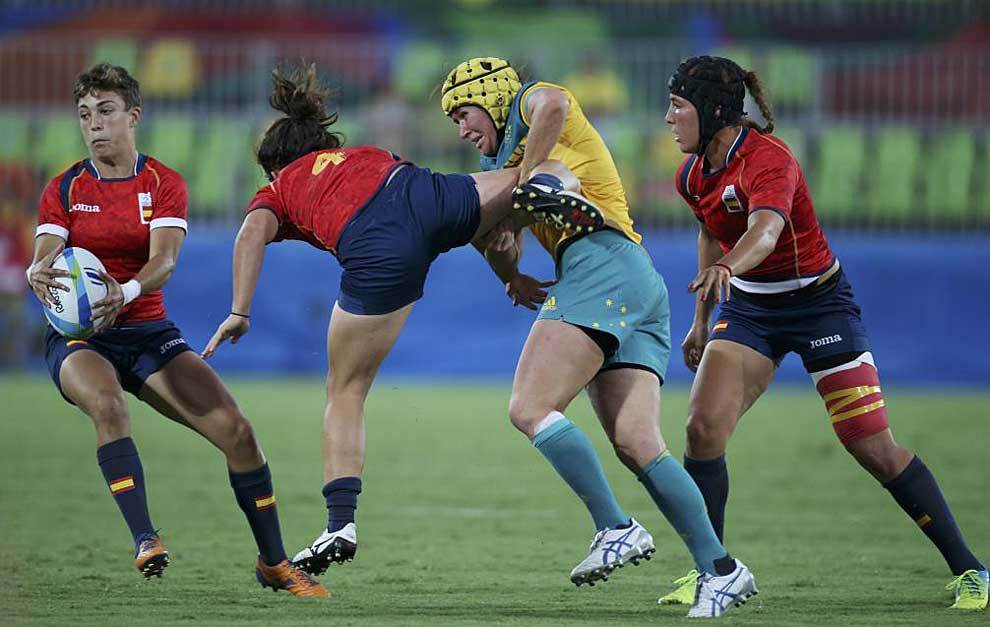 Una jugadora australiana placa a la española Patricia García durante el choque de los Juegos Olímpicos de Río de Janeiro.