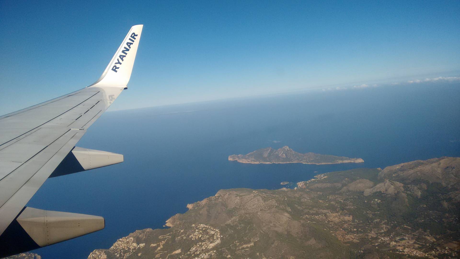 Un avión de Ryanair sobrevuela Mallorca.