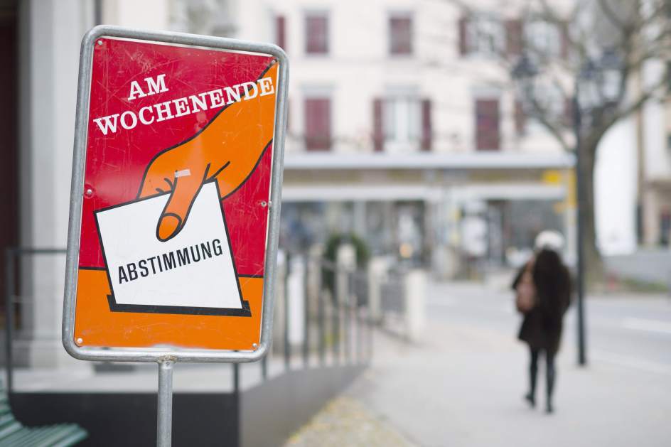 suiza Un cartel en Suiza animando a los ciudadanos a votar.