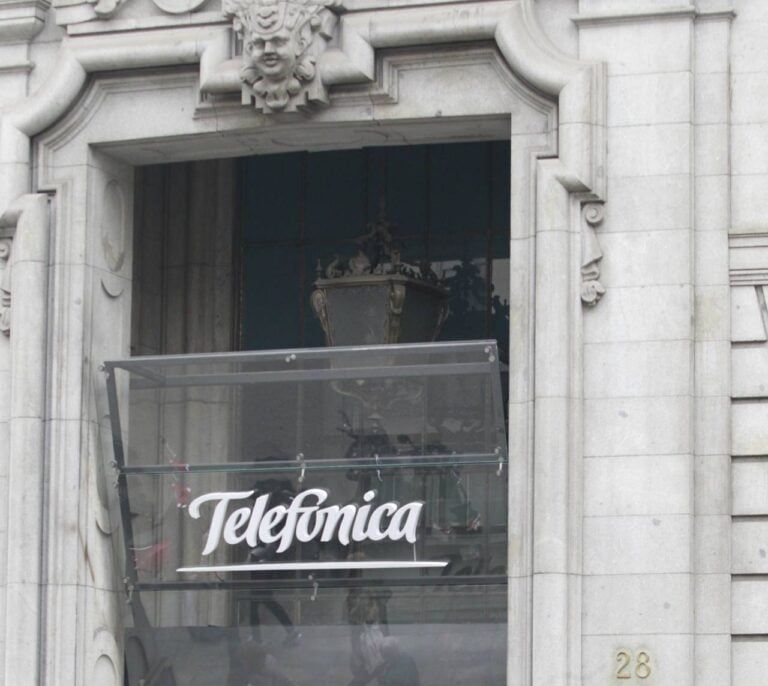 Telefónica gana 2.369 millones en 2016 y consigue recortar 1.000 millones de deuda en tres meses
