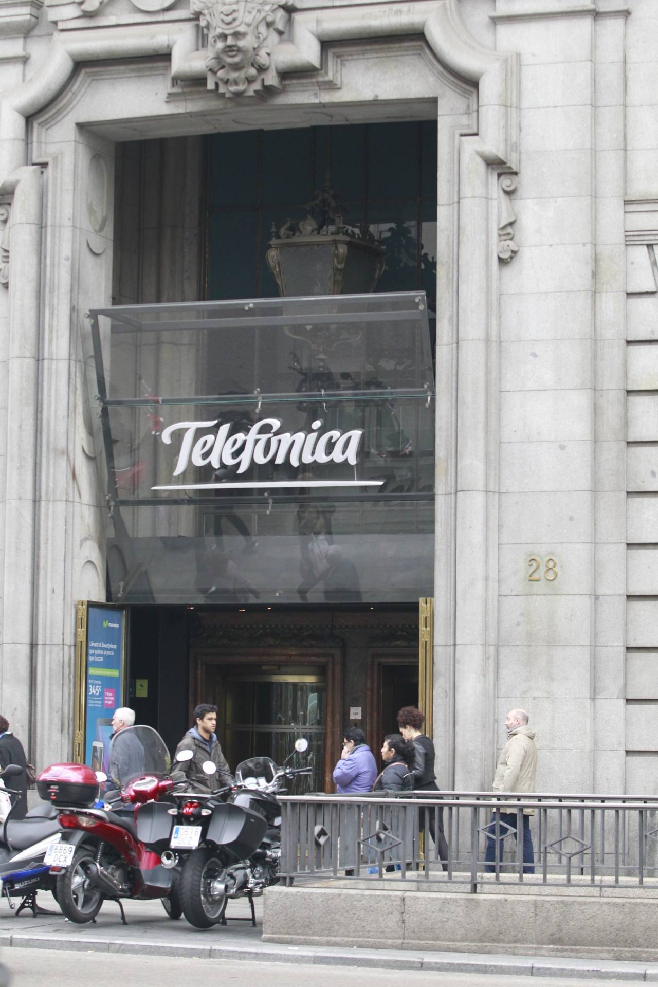 Telefónica gana 2.369 millones en 2016 y consigue recortar 1.000 millones de deuda en tres meses