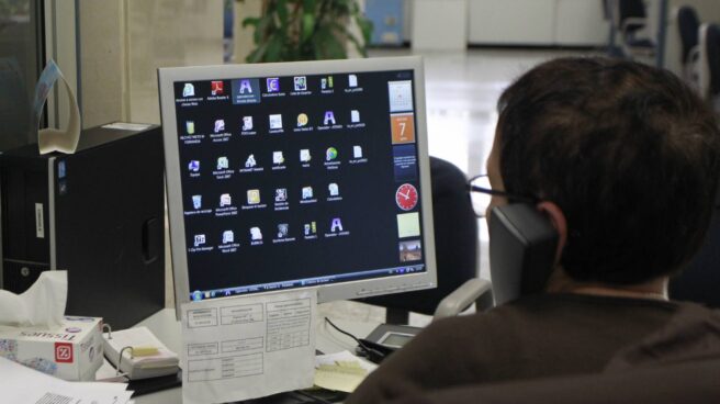 Trabajador en su oficina.