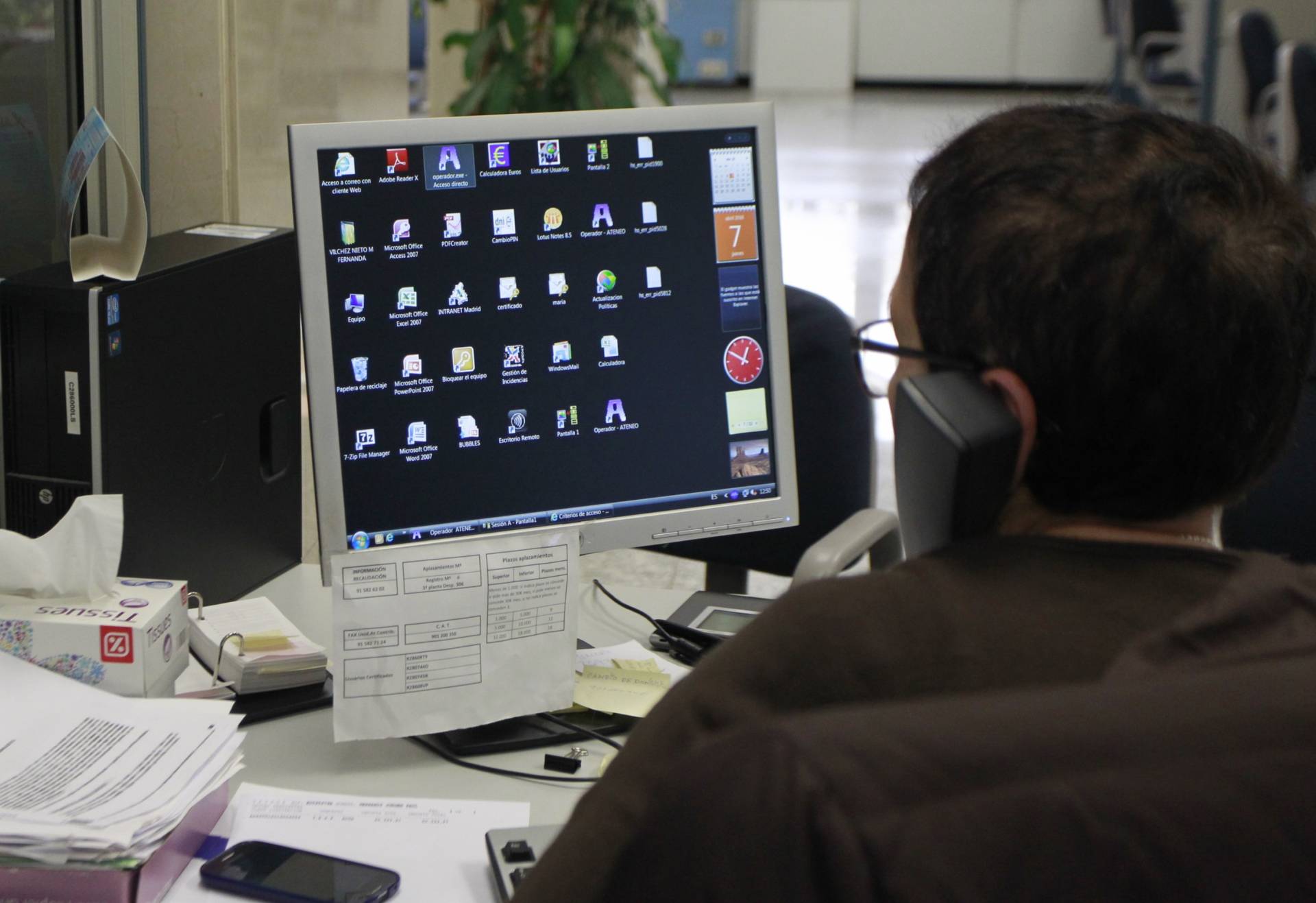 Trabajador en su oficina.