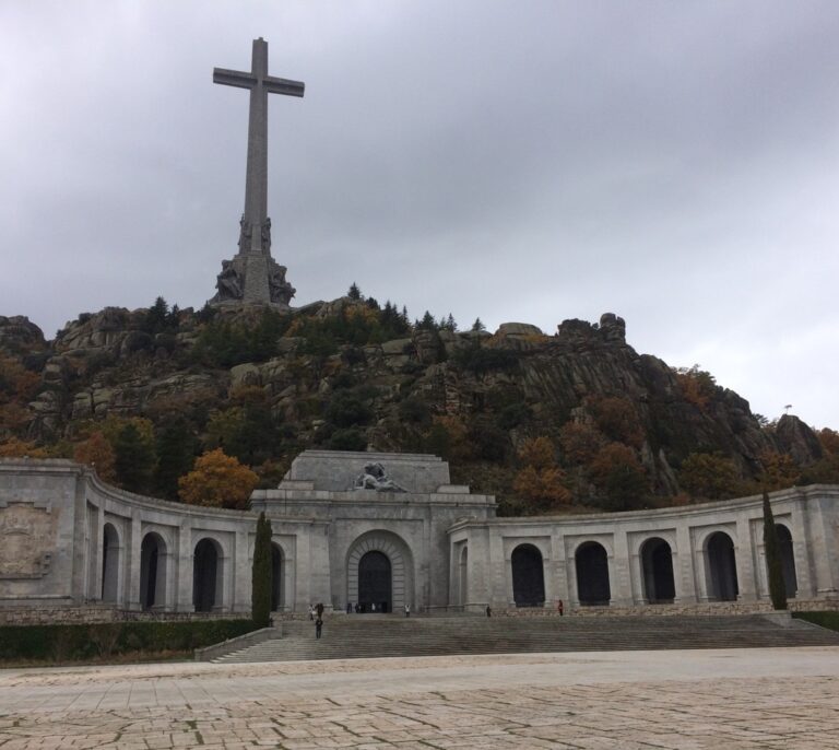 El PSOE plantea en el Congreso exhumar los restos de Franco del Valle de los Caídos