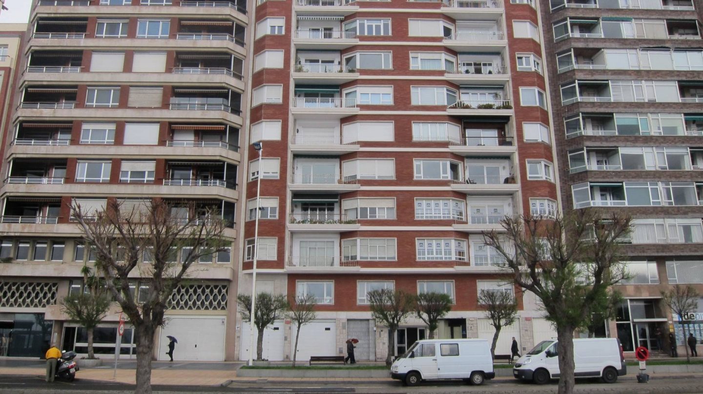 Un bloque de pisos en Santander. Fotografía de abril de 2016.