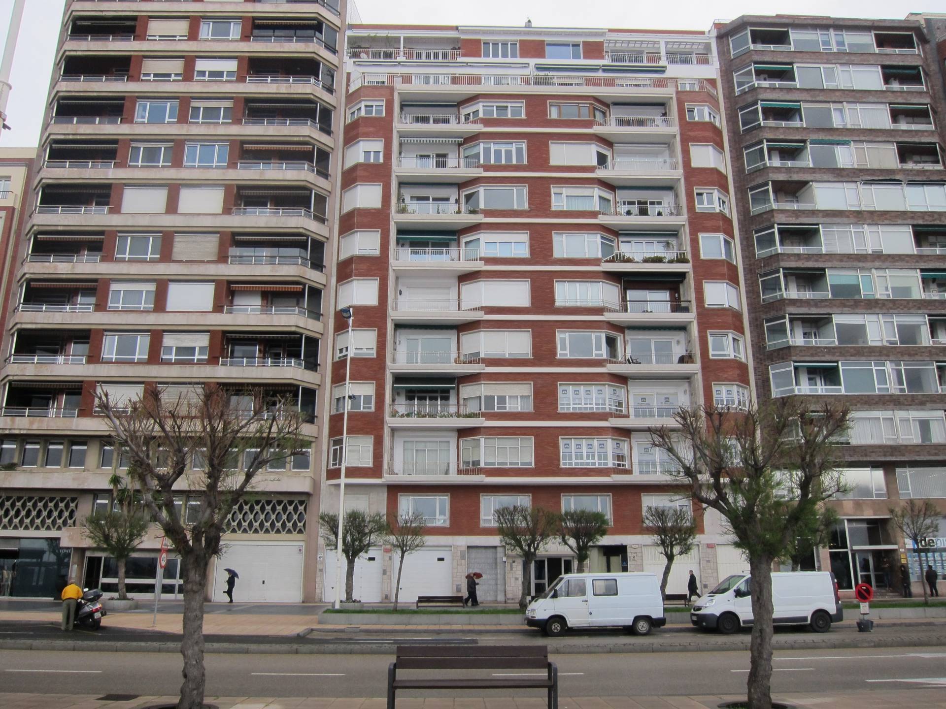 Un bloque de pisos en Santander. Fotografía de abril de 2016.