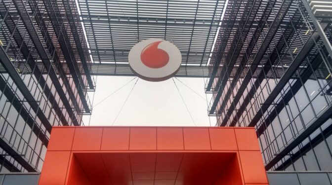 Vodafone España sufre por el fútbol: ingresa un 3% menos y baja 2.900 millones su valor