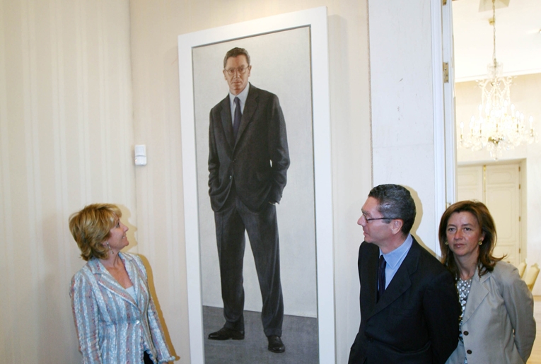 Aguirre, Gallardón y su esposa, en el año 2006, durante la presentación del cuadro del ex alcalde.