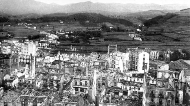 Gernika reconoce en el 80 aniversario de su bombardeo la aportación a la paz de Santos y 'Timochenko'