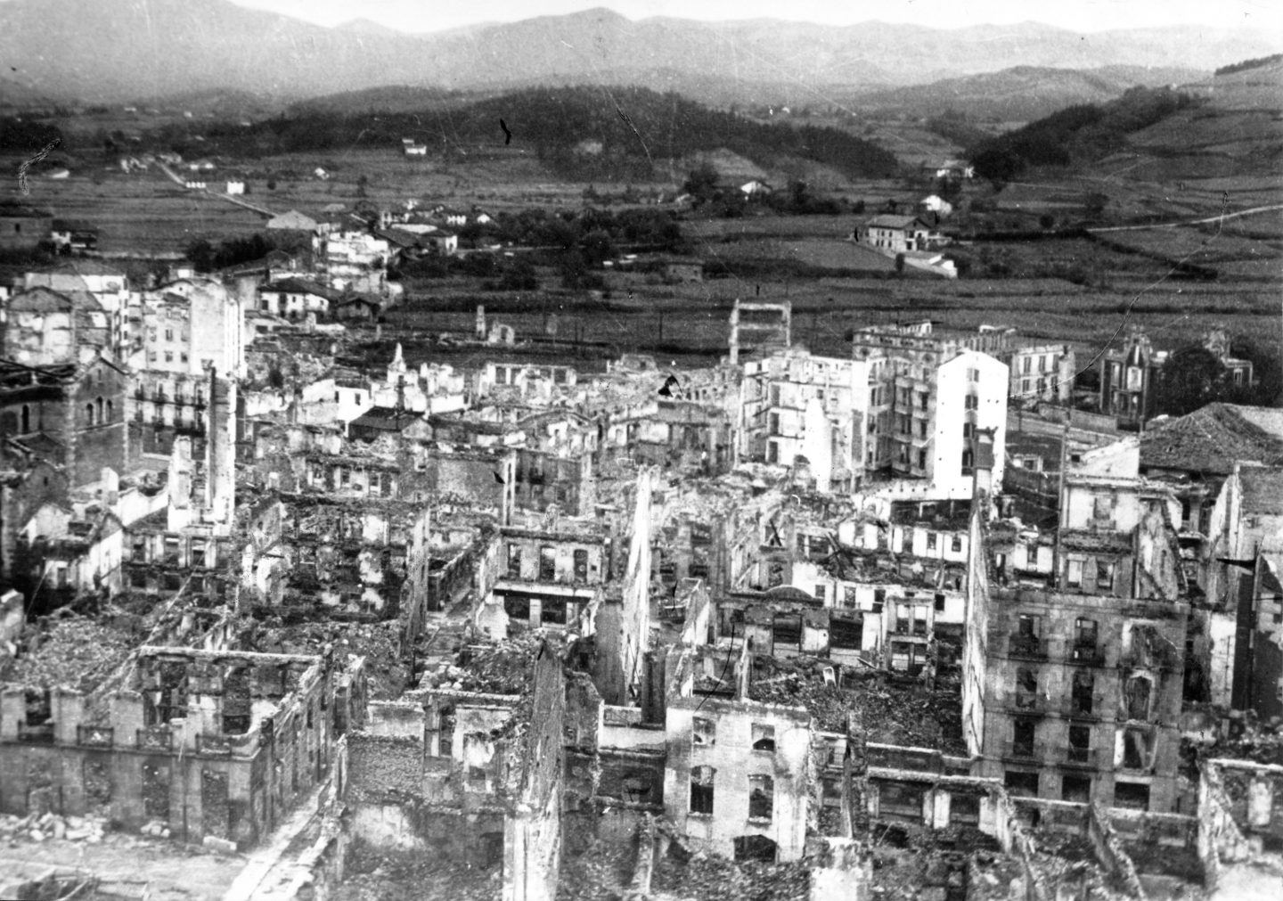 Guernica, con el 70% de sus edificios destruidos. Centro de documentación sobre el Bombardeo de Gernika. Museo de la Paz de Gernika.
