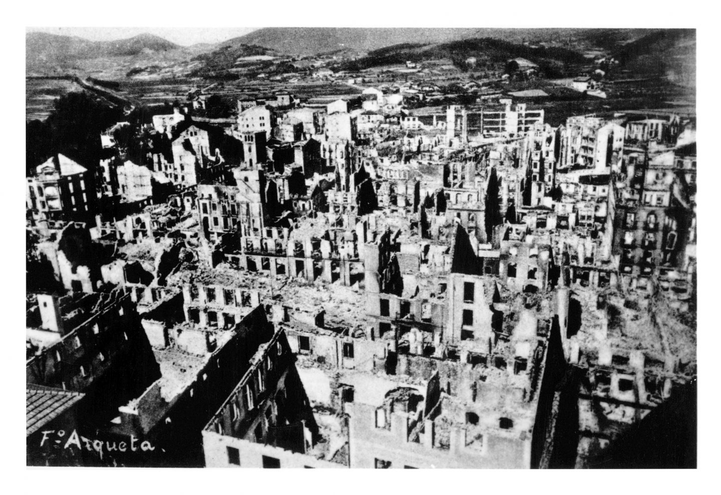 Fotografía en blanco y negro de la ciudad de Guernica tras el bombardeo. Fotografía del Centro de documentación sobre el Bombardeo de Gernika. Museo de la Paz de Gernika.