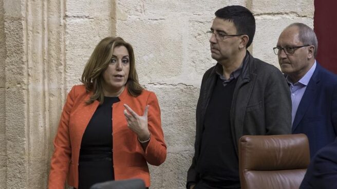 Susana Díaz con Mario Jiménez y su secretario de Organización, Juan Cornejo, en el Parlamento andaluz.