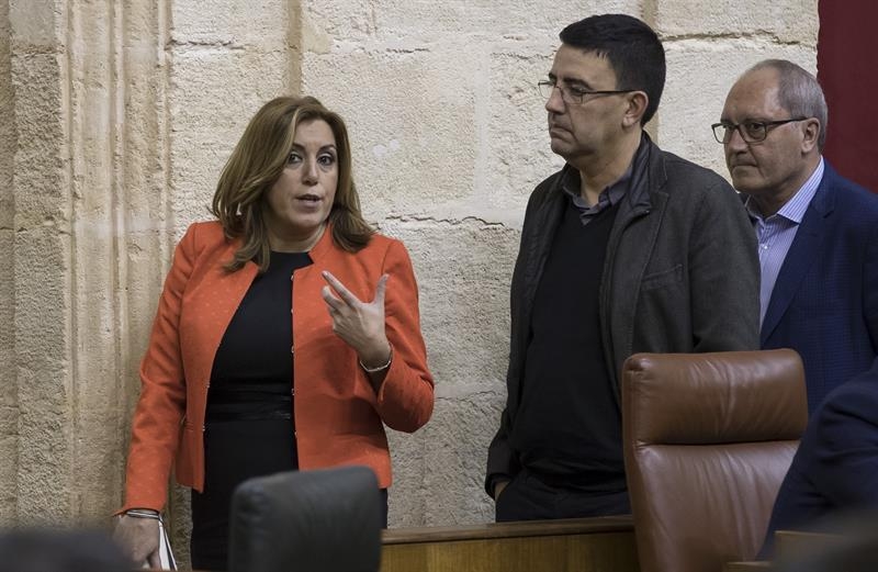 Susana Díaz con Mario Jiménez y su secretario de Organización, Juan Cornejo, en el Parlamento andaluz.