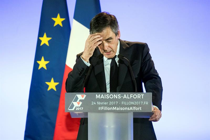 Fillon resiste y se dice víctima de "un asesinato político"