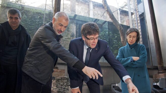 El president Carles Puigdemont junto a los ganadores del Premio Pritzker.