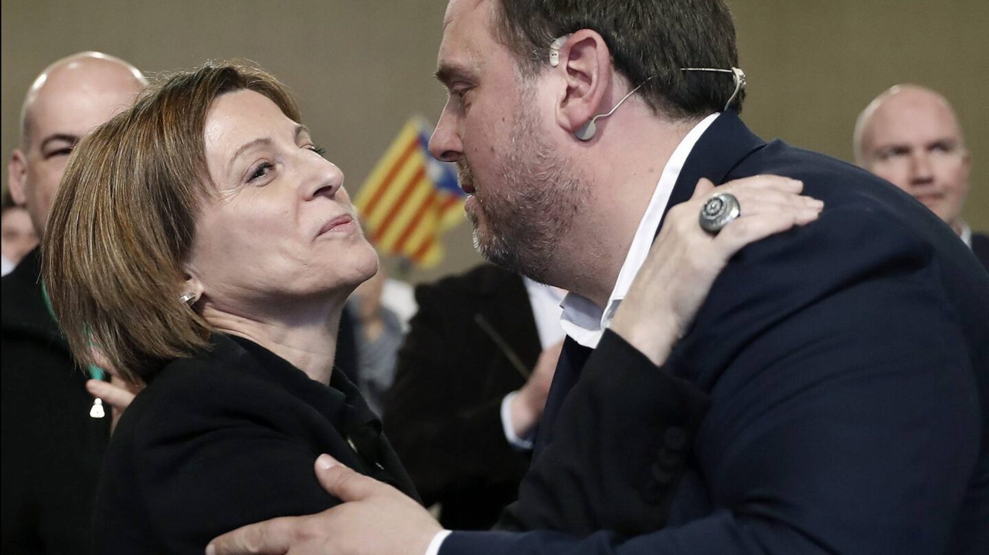 El ex vicepresidente Oriol Junqueras saluda a la presidenta del 'Parlament', Carme Forcadell.