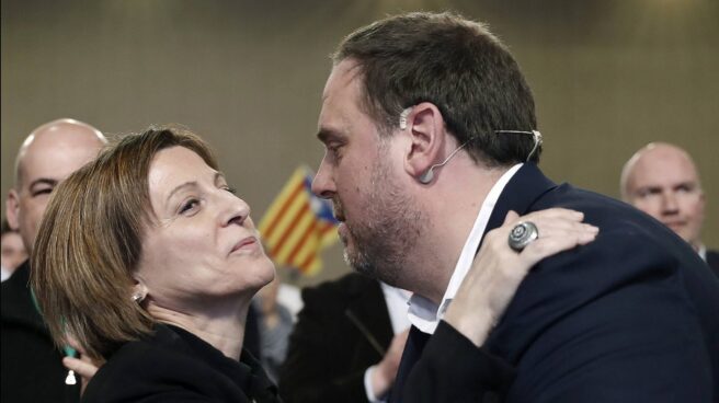 El ex vicepresidente Oriol Junqueras saluda a la presidenta del 'Parlament', Carme Forcadell.