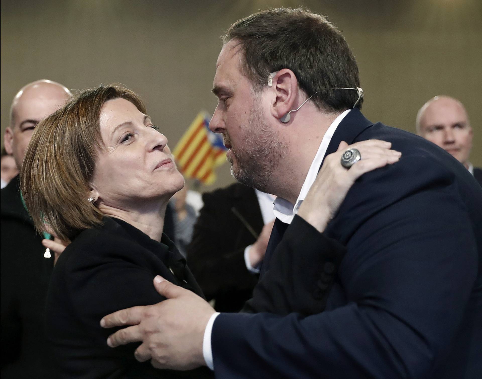 El ex vicepresidente Oriol Junqueras saluda a la presidenta del 'Parlament', Carme Forcadell.