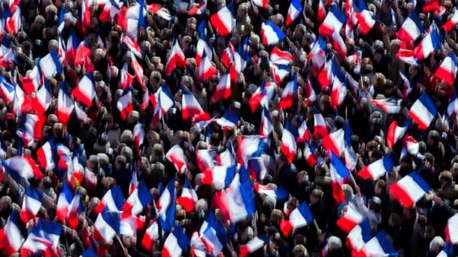 Seguidores del candidato conservador, François Fillon, le apoyan en pleno centro de París.