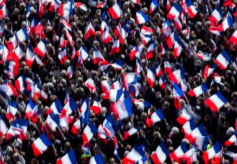 Fillon exhibe su fuerza en la calle para no renunciar