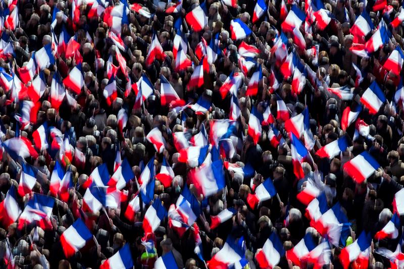 Seguidores del candidato conservador, François Fillon, le apoyan en pleno centro de París.
