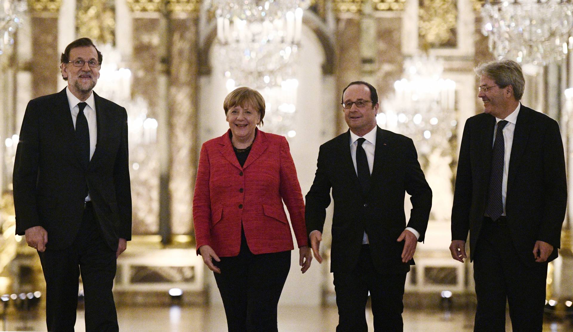 Rajoy, Merkel, Hollande y Gentiloni, este lunes en Versalles.