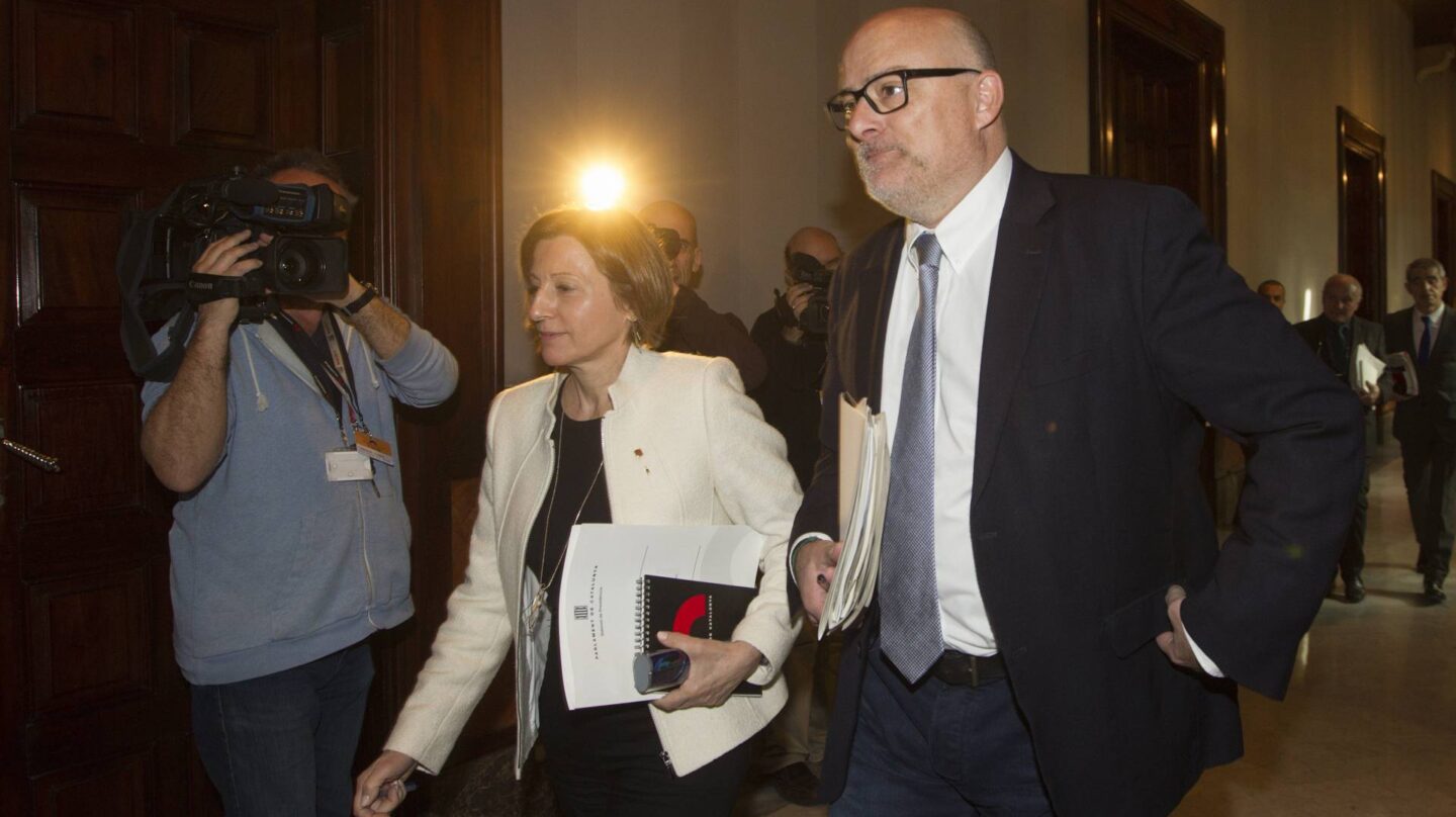 La presidenta del Parlament, Carme Forcadell, y el vicepresidente primero, Lluís M. Corominas,
