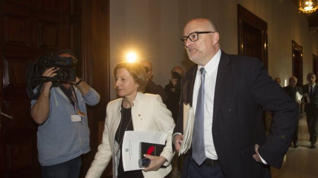 La presidenta del Parlament, Carme Forcadell, y el vicepresidente primero, Lluís M. Corominas,