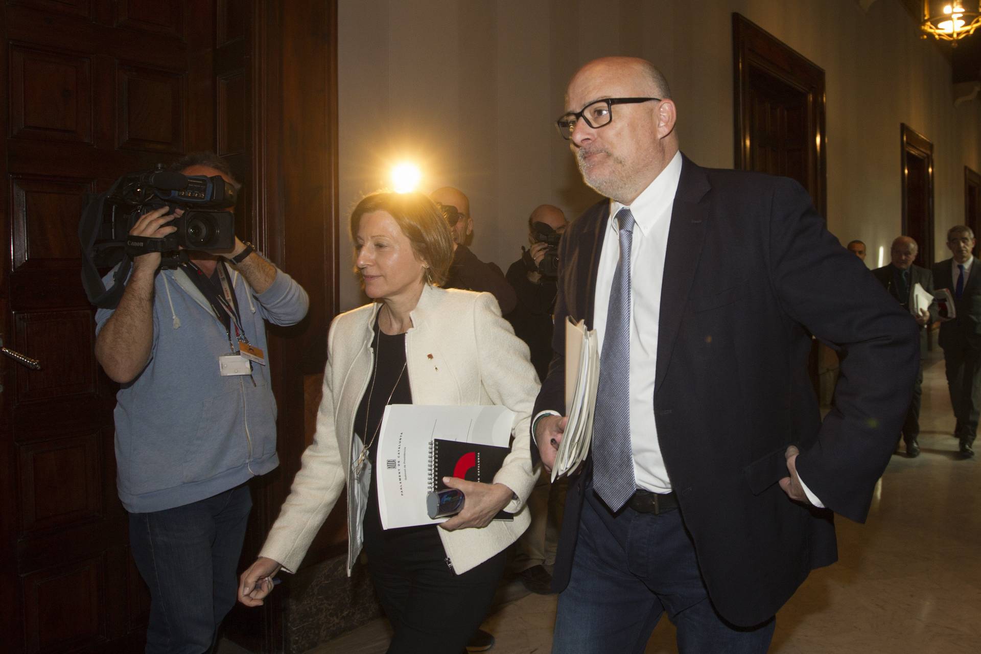 La presidenta del Parlament, Carme Forcadell, y el vicepresidente primero, Lluís M. Corominas,