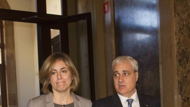 El exconseller y diputado del PDeCAT, Germà Gordó, junto a una colaboradora hoy en los pasillos del Parlament de Cataluña,