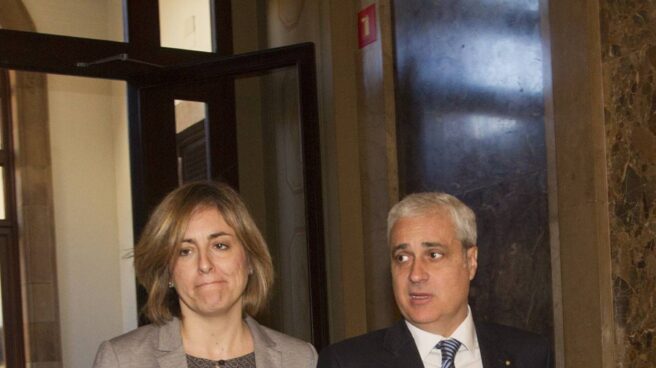 El exconseller y diputado del PDeCAT, Germà Gordó, junto a una colaboradora hoy en los pasillos del Parlament de Cataluña. El exconseller y diputado del PDeCAT, Germà Gordó, junto a una colaboradora hoy en los pasillos del Parlament de Cataluña,