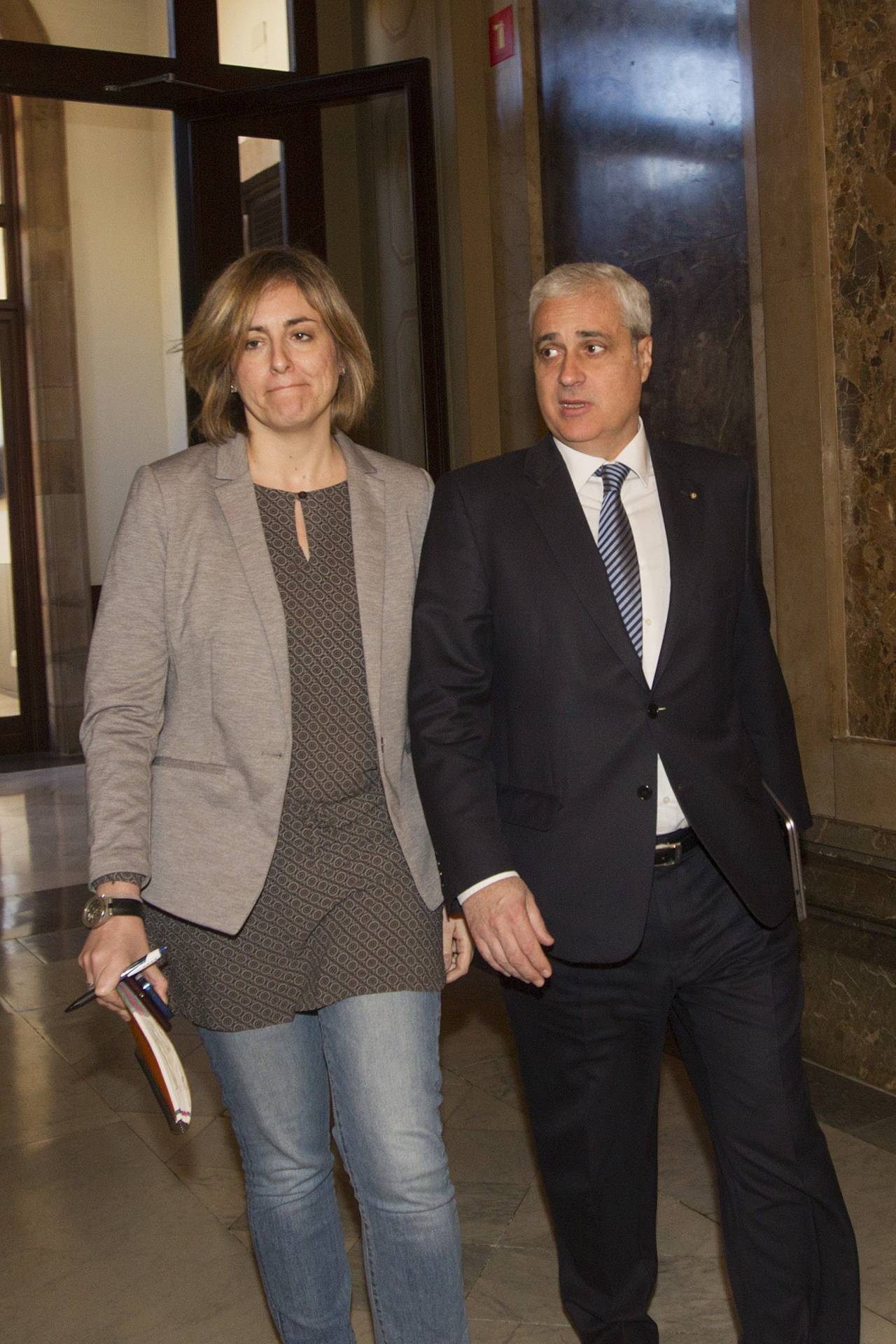 El exconseller y diputado del PDeCAT, Germà Gordó, junto a una colaboradora hoy en los pasillos del Parlament de Cataluña,