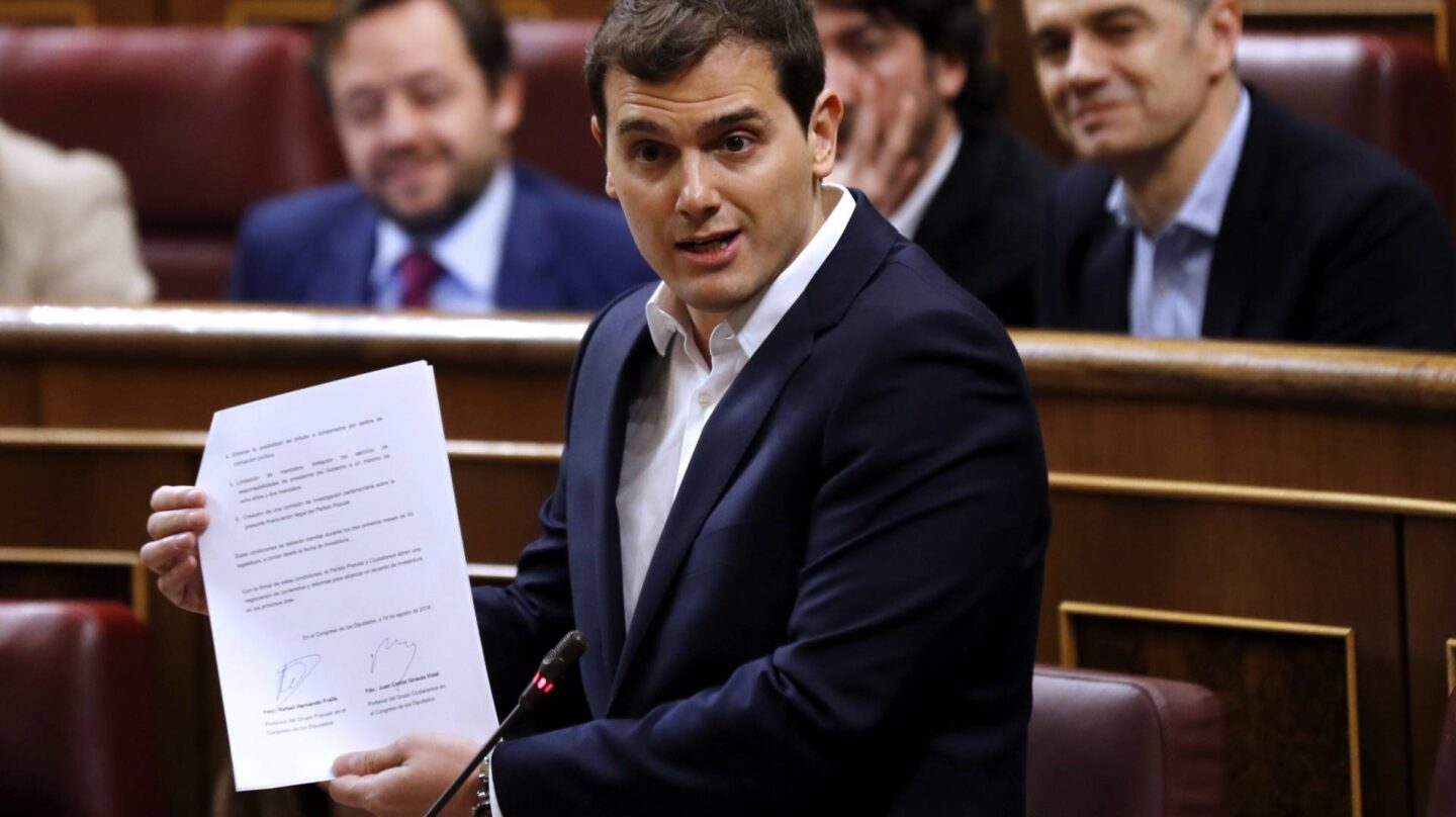 El líder de Ciudadanos, Albert Rivera, muestra a Rajoy las seis medidas anticorrupción firmadas por ambos grupos.