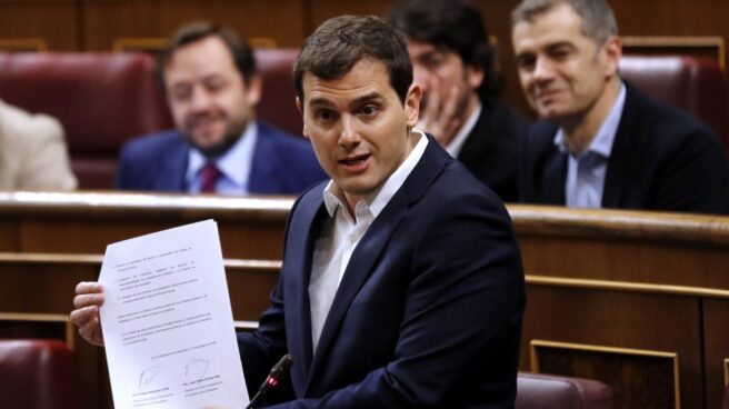 El líder de Ciudadanos, Albert Rivera, muestra a Rajoy las seis medidas anticorrupción firmadas por ambos grupos.