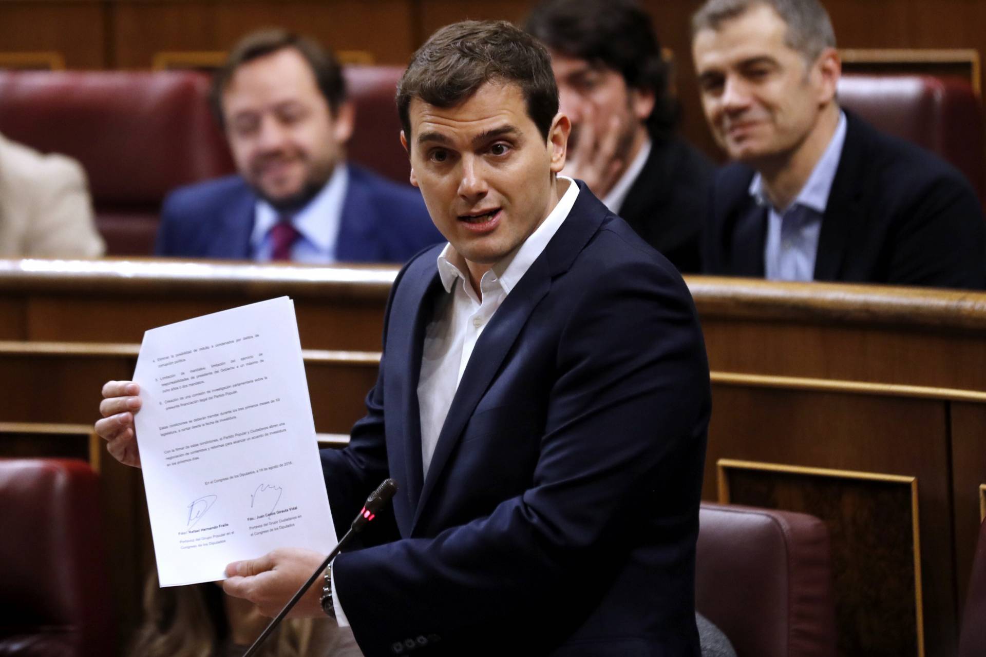 El líder de Ciudadanos, Albert Rivera, muestra a Rajoy las seis medidas anticorrupción firmadas por ambos grupos.