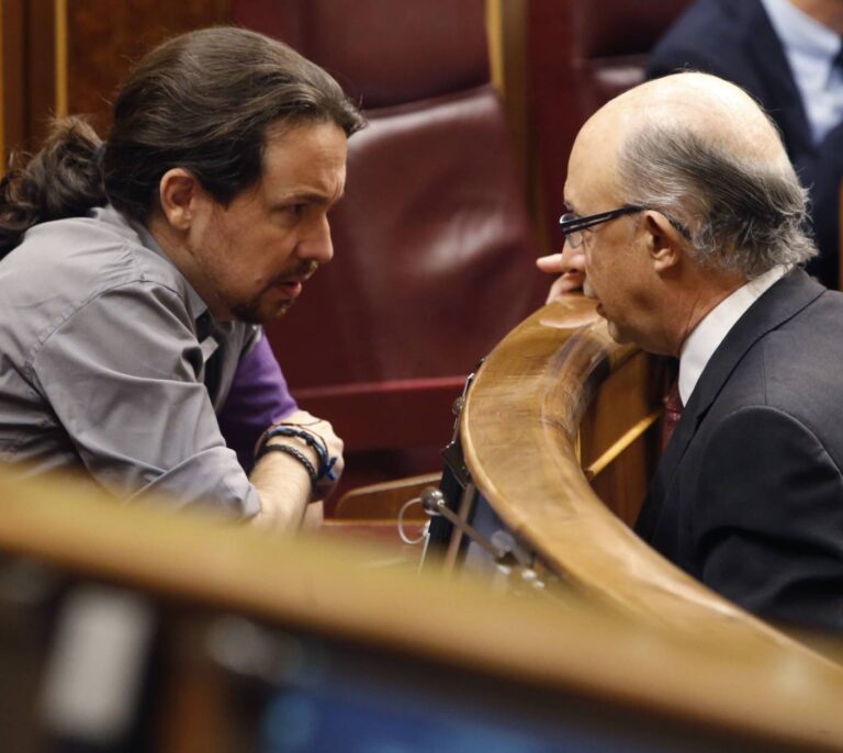 PSOE y Podemos vetan a Montoro: "No nos sentamos con un ministro reprobado"