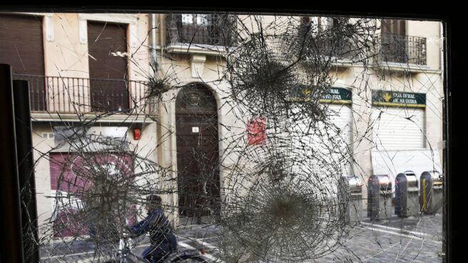 636249175596766784 Una calle de Pamplona tras los incidentes.