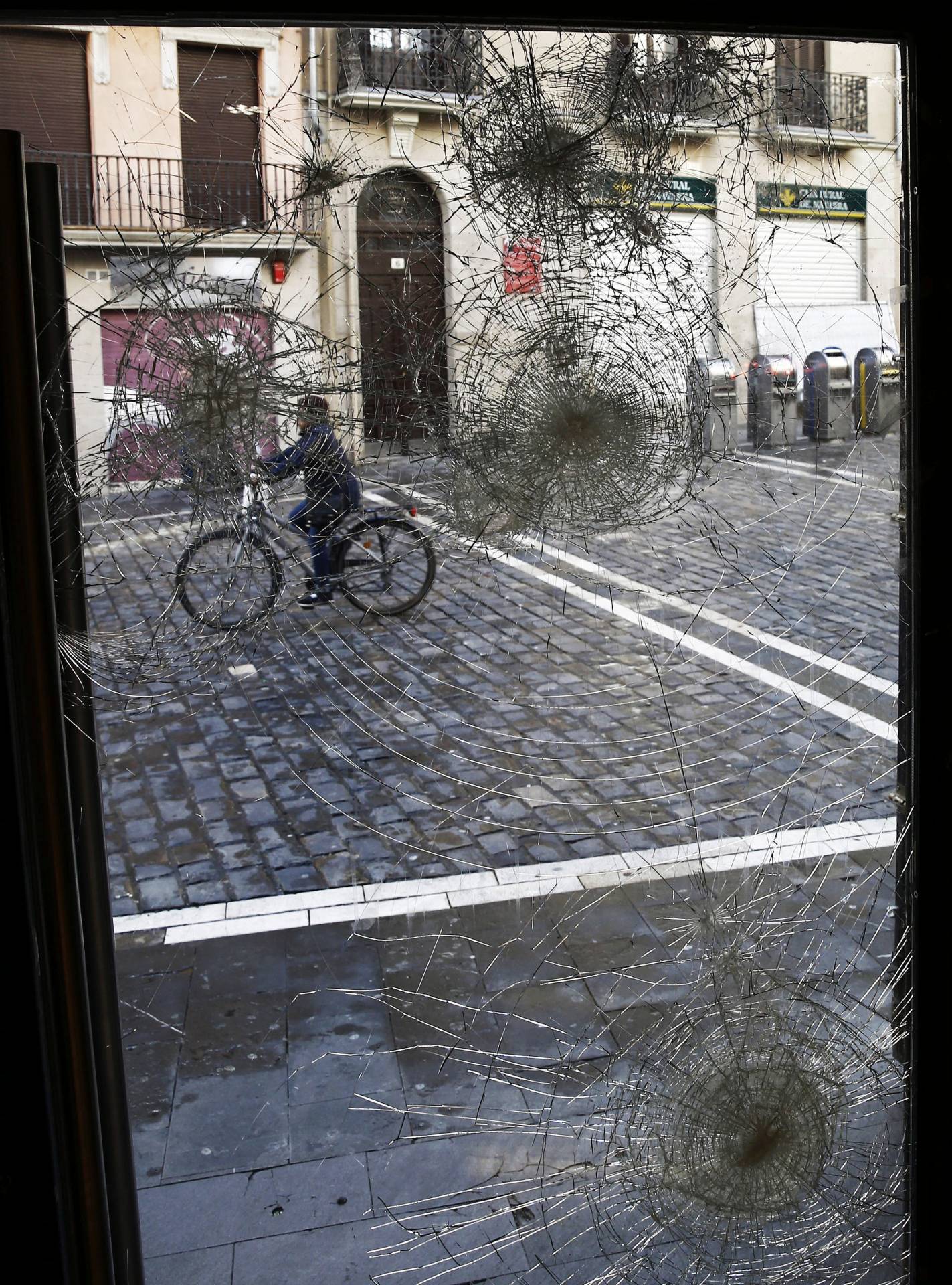 Una calle de Pamplona tras los incidentes.